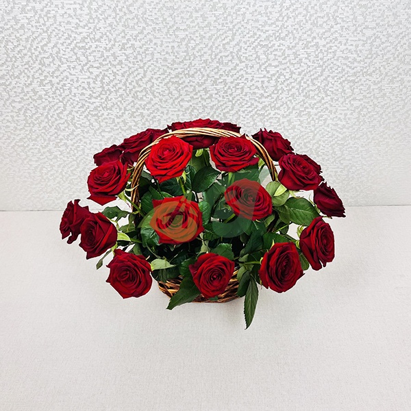 Корзина с красными розами
